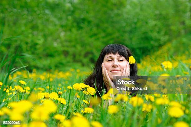 Donna Sullerba - Fotografie stock e altre immagini di Adulto - Adulto, Albero, Allegro