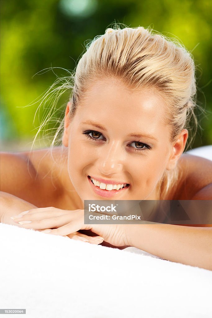 Massaggio tropicale - Foto stock royalty-free di Adolescente