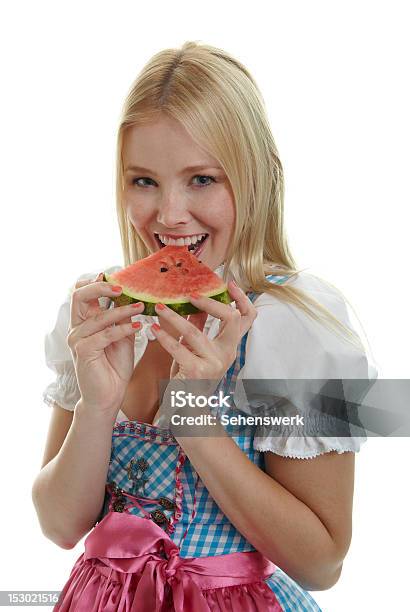 Donna In Un Dirndl - Fotografie stock e altre immagini di A quadri - A quadri, Adulto, Alimentazione sana