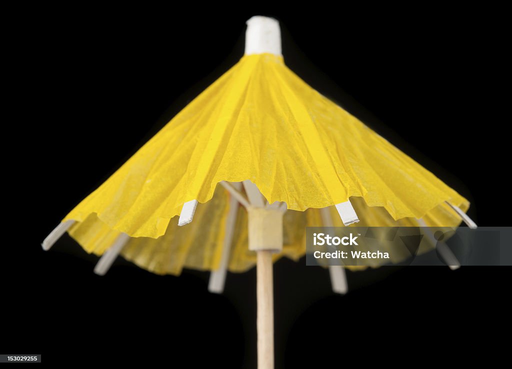 Coquetel guarda-chuva amarelo, sobre fundo preto - Foto de stock de Enfeite de Coquetel royalty-free