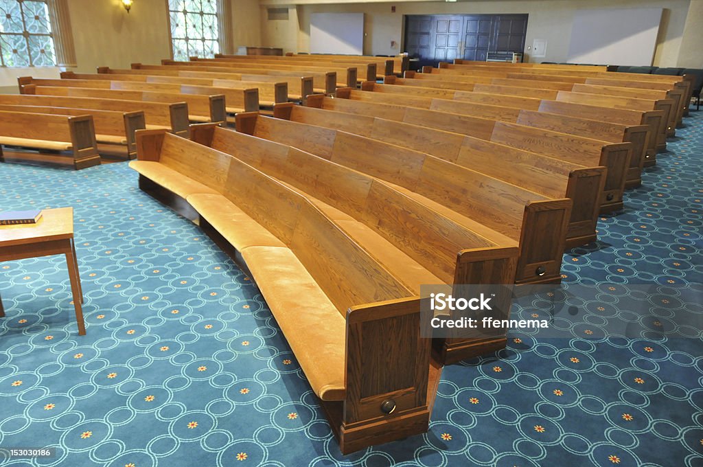 Reihen Kirchenbänke in einer Synagoge - Lizenzfrei Synagoge Stock-Foto