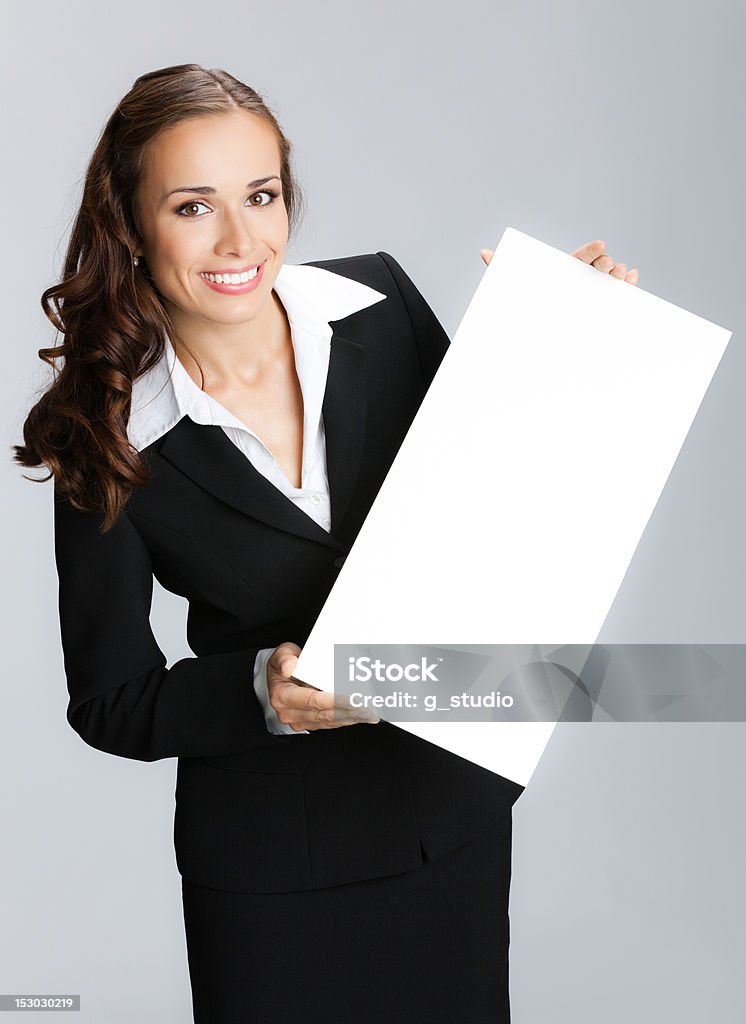 Mulher de Negócios mostrando Pintura, sobre cinza - Royalty-free Adulto Foto de stock