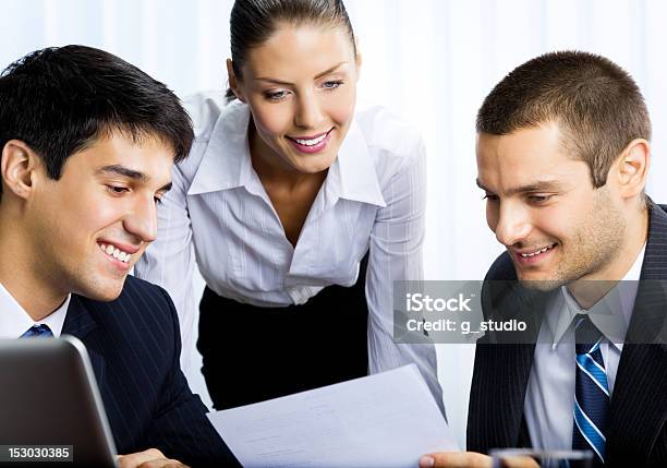 Foto de Três Empresários Trabalhando Com Documento No Escritório e mais fotos de stock de Acordo