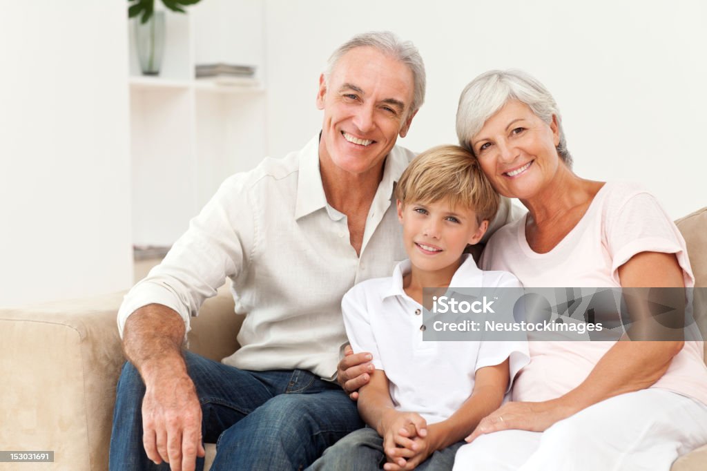 Sonriente pareja Senior y joven niño - Foto de stock de 10-11 años libre de derechos