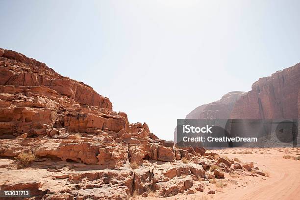 Strada Attraverso Il Deserto - Fotografie stock e altre immagini di Abu Dhabi - Abu Dhabi, Accessibilità, Ambientazione esterna