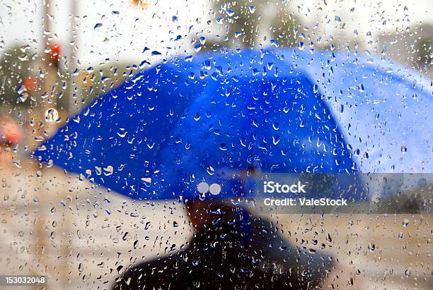 Hombre Con Paraguas Azul Foto de stock y más banco de imágenes de Adulto - Adulto, Azul, Debajo de