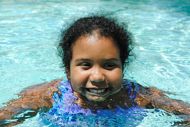 swiming felice in piscina - foto stock