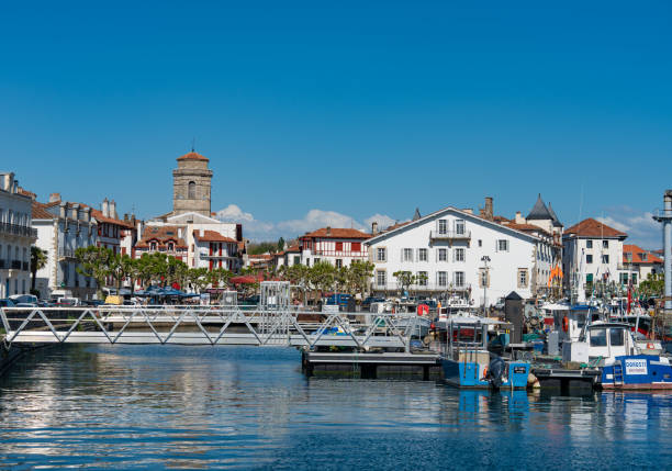 saint jean de luz dock hafen hafenboote im französischen baskenland von frankreich - st jean de luz harbor basque provinces france stock-fotos und bilder