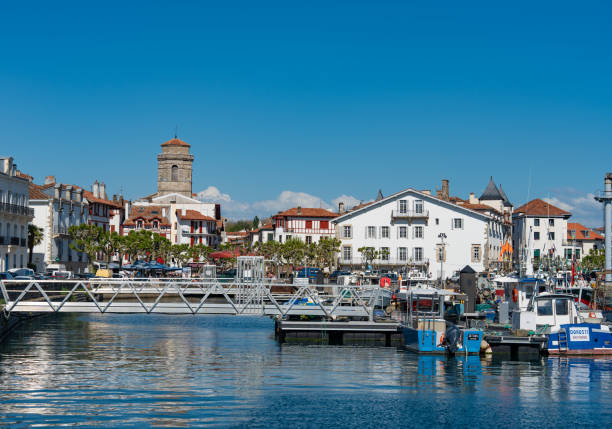 saint jean de luz port portuaire bateaux au pays basque français de france - st jean de luz harbor basque provinces france photos et images de collection