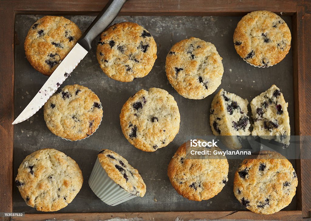 Muffin ai mirtilli freschi - Foto stock royalty-free di Coltello - Posate