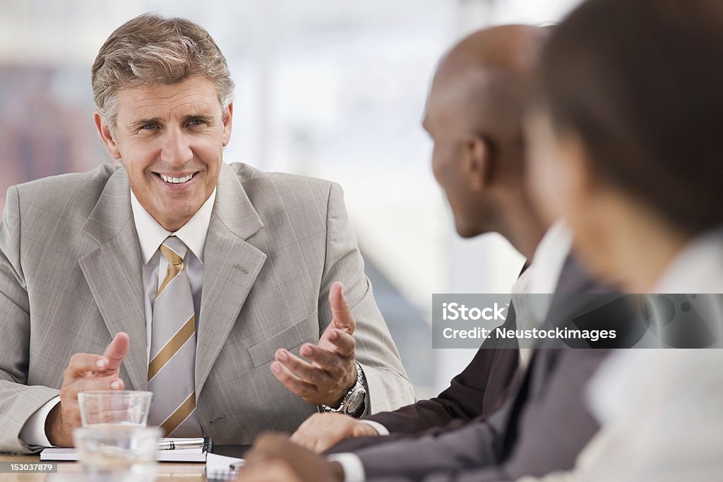 Gruppe von Geschäftsleuten, die Diskussion im - Lizenzfrei 50-54 Jahre Stock-Foto