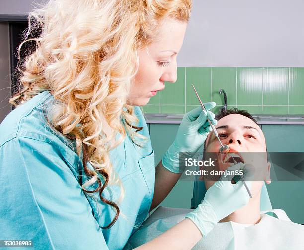 Weibliche Zahnarzt Arbeitet Stockfoto und mehr Bilder von Ausrüstung und Geräte - Ausrüstung und Geräte, Erwachsene Person, Europäischer Abstammung