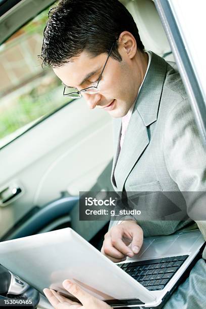 Biznesmen Pracy Z Laptopa W Samochodzie - zdjęcia stockowe i więcej obrazów Białe kołnierzyki - Białe kołnierzyki, Biznes, Biznesmen