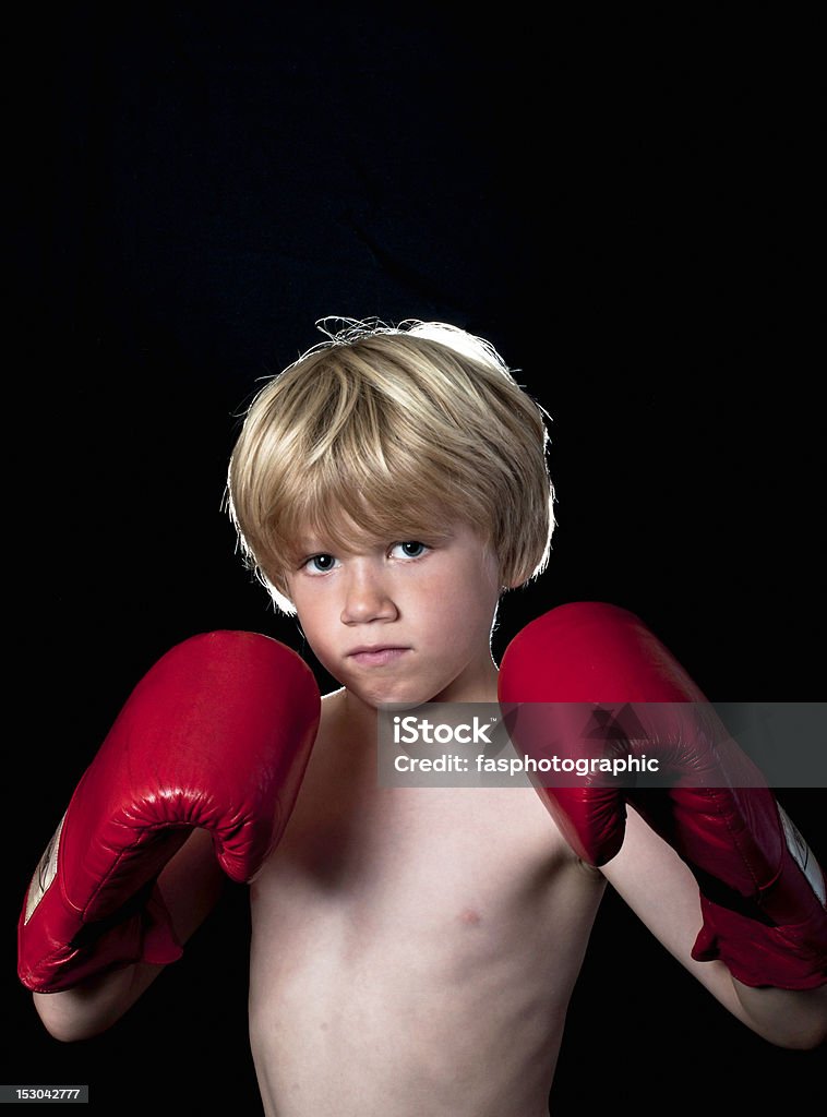 Маленький мальчик Бокс - Стоковые фото Атлетизм роялти-фри
