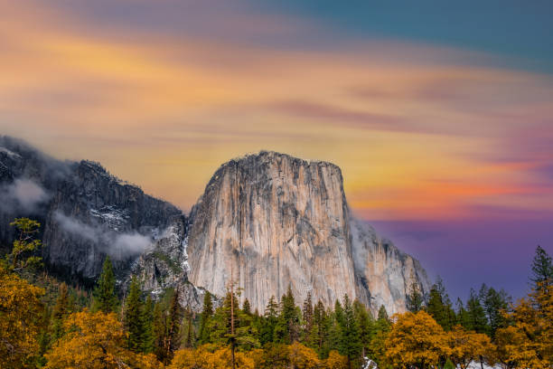 sonnenaufgang über yosemite valley, yosemite nationalpark, yosemite nationalpark in der wintersaison, kalifornien, usa. - yosemite valley stock-fotos und bilder