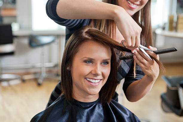 frau erhält einen neuen haarschnitt - beauty spa scissors hairstyle beautician stock-fotos und bilder