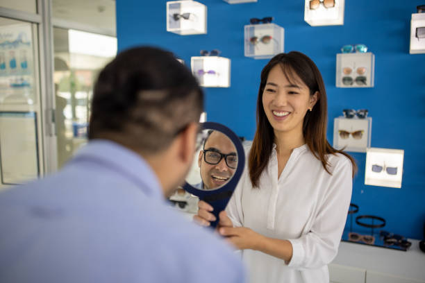 istock Store employee holding a mirror for a customer 1530446306