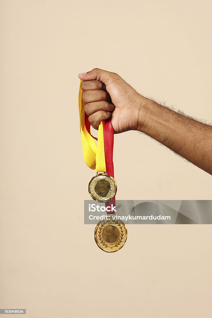 Medallas de oro, en mano - Foto de stock de Agarrar libre de derechos