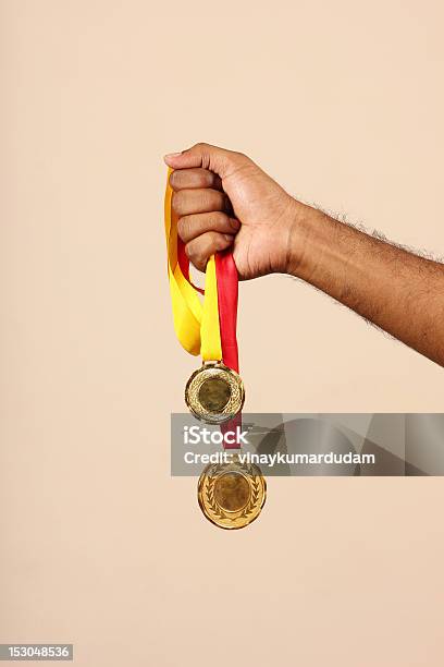 Medallas De Oro En Mano Foto de stock y más banco de imágenes de Agarrar - Agarrar, Aire libre, Atleta - Atletismo