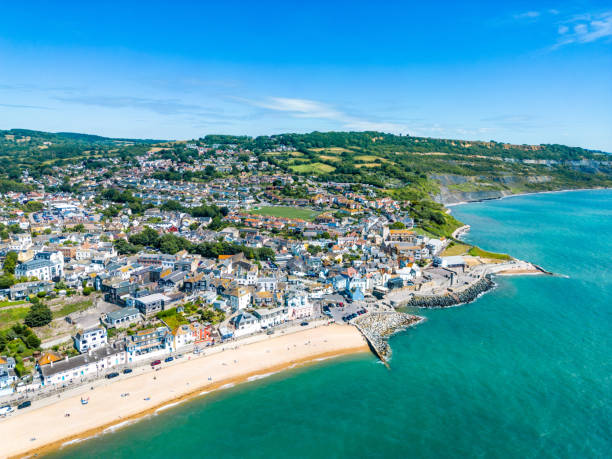 istock Town and seafront of Lyme Regis 1530521928
