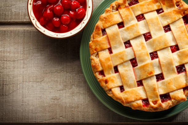 gedeckter pie - pie dessert cherry pie baked stock-fotos und bilder