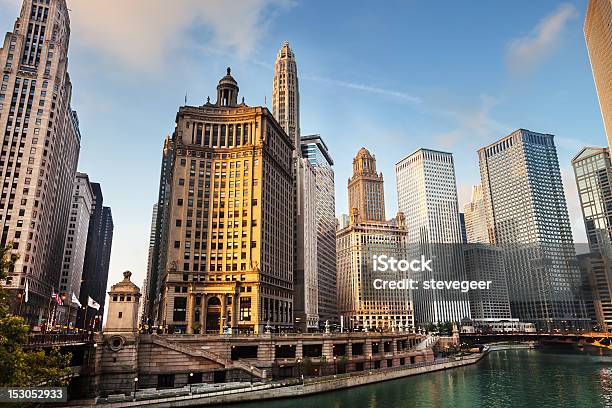 Foto de Manhã Cedo No Centro Da Cidade De Chicago e mais fotos de stock de Chicago - Illinois - Chicago - Illinois, Centro da cidade, Wacker Drive