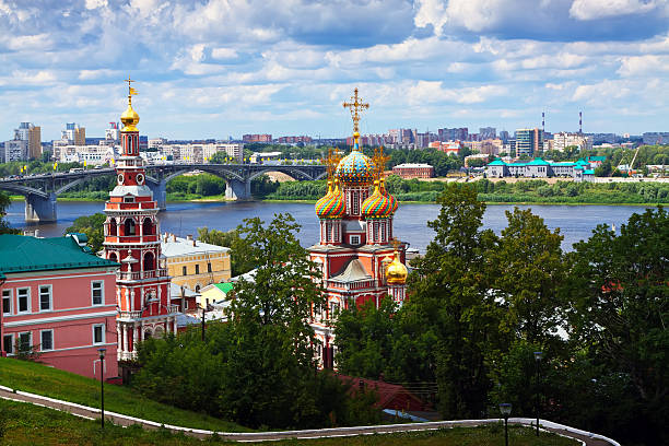 quartier historique de nijni novgorod - oka river photos et images de collection