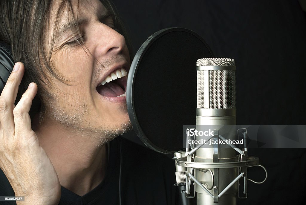 Man 歌声を凝縮装置マイクロフォン用 - 歌手のロイヤリティフリーストックフォト