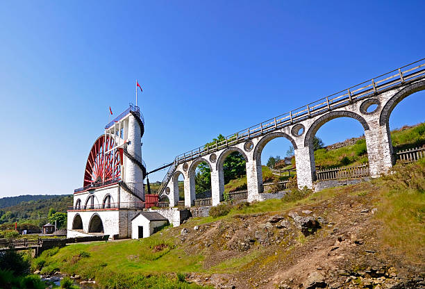 great laxey rad-isle of man - large transportation bridge famous place stock-fotos und bilder