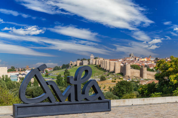 muralhas medievais em ávila, sítio da unesco, castela e leão, espanha - travel avila castilla y leon spain - fotografias e filmes do acervo