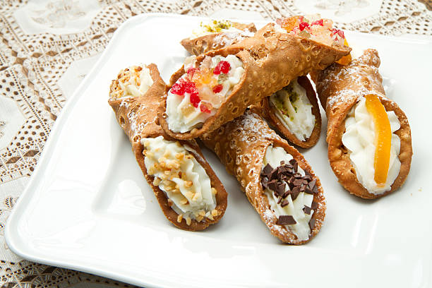 sicilia cannoli - dessert buffet italian culture food fotografías e imágenes de stock