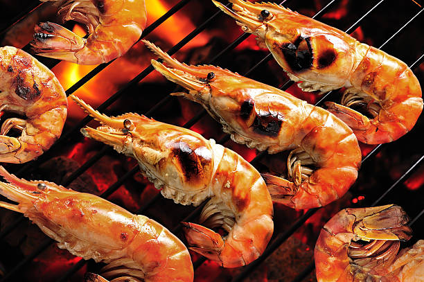 crevettes grillées - roasted shrimp photos et images de collection