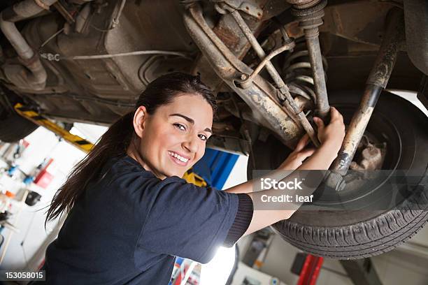 Foto de Retrato Do Mecânico Feminino Jovem Sorridente e mais fotos de stock de Mulheres - Mulheres, Mecânico, Mecânico de Carro