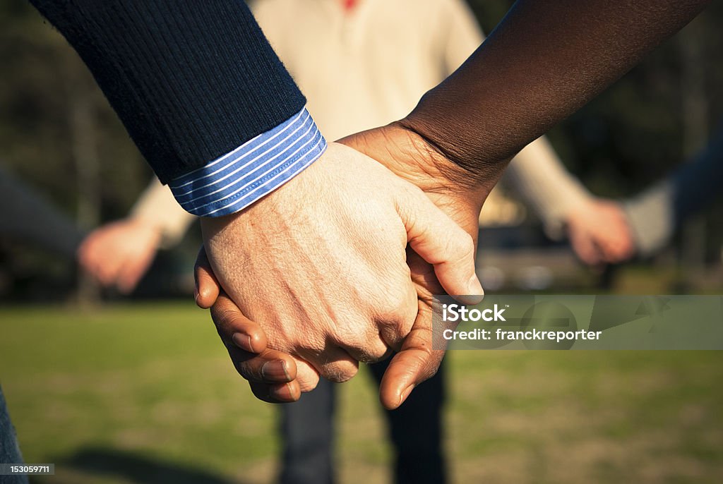 Holding mani multirazziale coppia in amore - Foto stock royalty-free di 25-29 anni