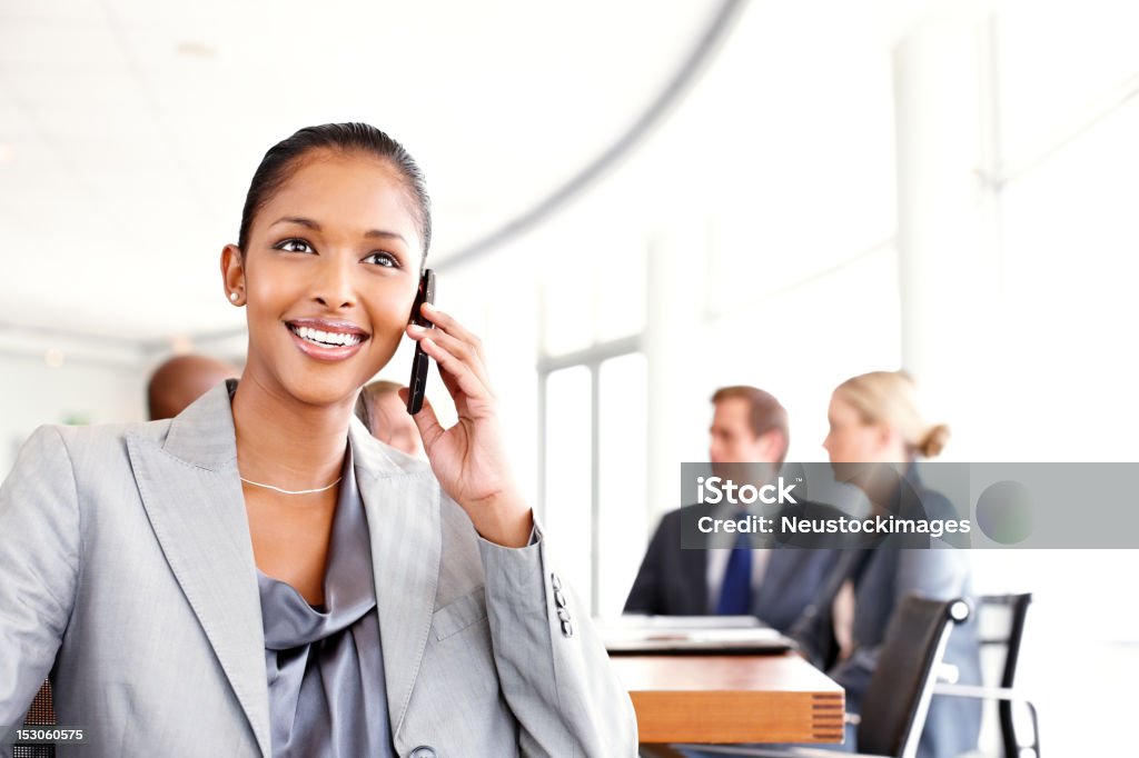 Femme d'affaires sur un téléphone portable - Photo de Adulte libre de droits