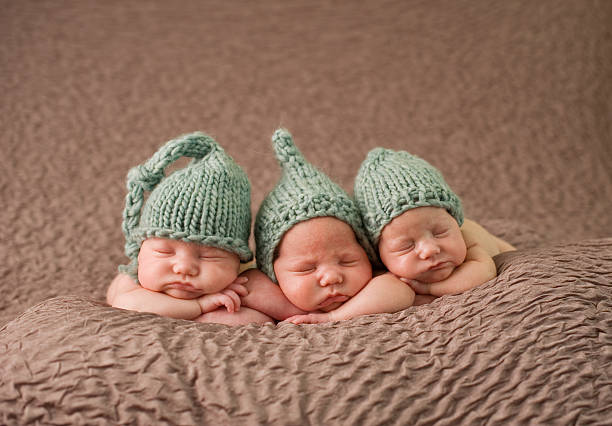 recém-nascido dormindo triplet meninas - sibling baby three people baby girls - fotografias e filmes do acervo