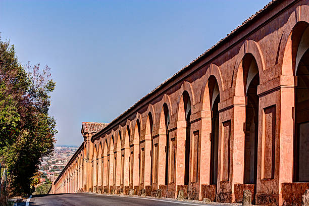 ポルティコディサンルカ、ボローニャ - colonnade ストックフォトと画像