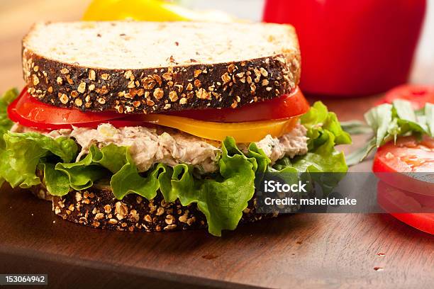 Sándwich De Ensalada De Atún Foto de stock y más banco de imágenes de Sándwich de ensalada de atún - Sándwich de ensalada de atún, Atún - Pescado, Bocadillo