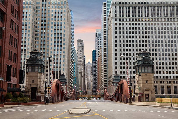 strada di chicago. - chicago skyline illinois downtown district foto e immagini stock