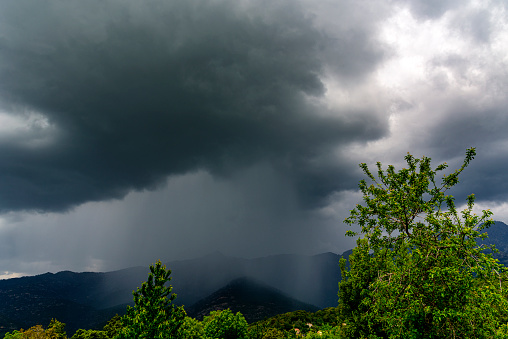 un orage avec des pluies fortes sur les montagnes de Corse du sud