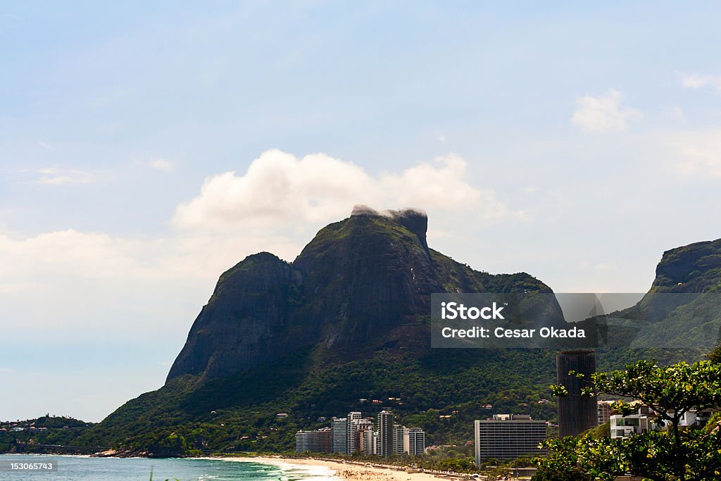 Pedra da Gavea mountain - Zbiór zdjęć royalty-free (Sao Conrado Beach)