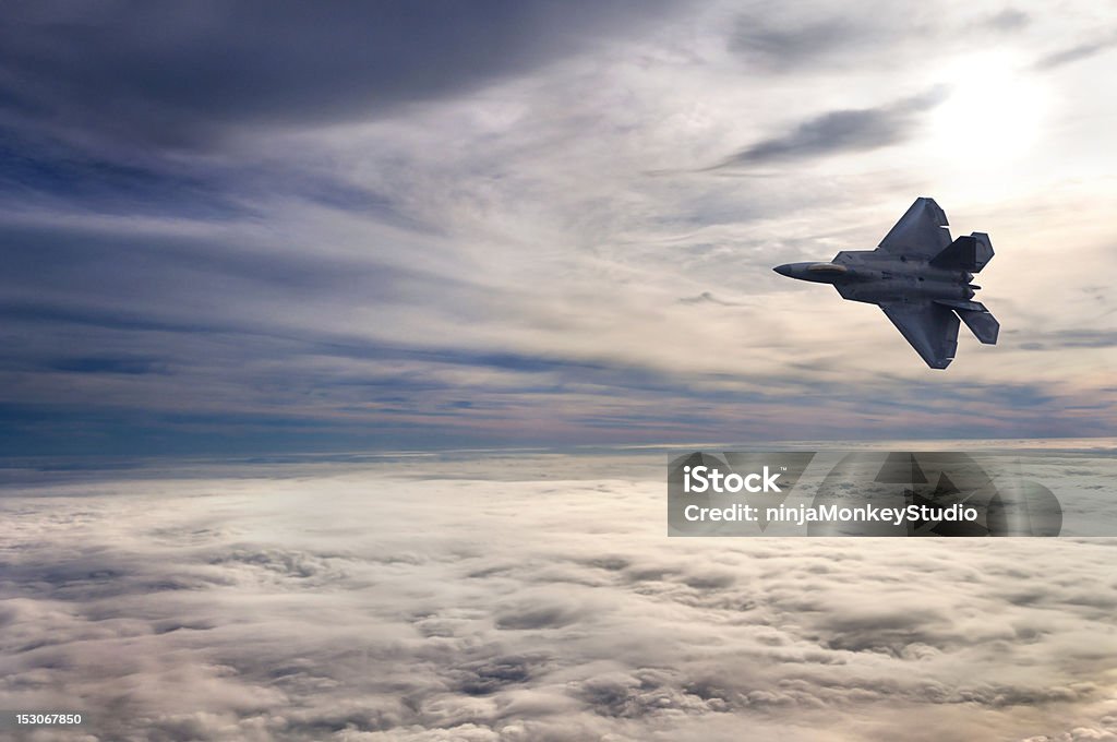 F22 Volar por encima de las nubes - Foto de stock de Avión de caza libre de derechos
