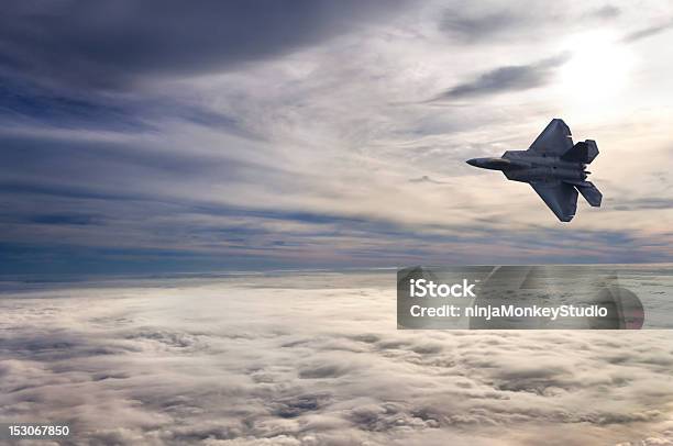 F22 Volar Por Encima De Las Nubes Foto de stock y más banco de imágenes de Avión de caza - Avión de caza, Ejército de Tierra, Velocidad