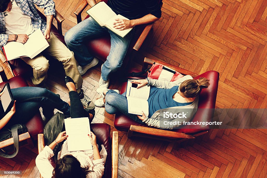 Estudiante en la biblioteca de reuniones de trabajo en equipo - Foto de stock de Círculo libre de derechos