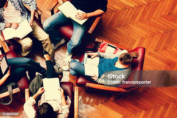 Estudiante En La Biblioteca De Reuniones De Trabajo En Equipo Foto de stock y más banco de imágenes de Círculo