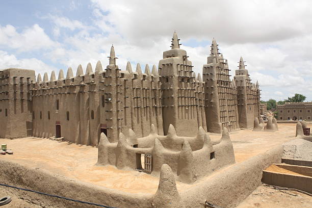 Great Mosque of Djenné, Mali The Great Mosque of Djenne is the largest mud brick building in the world mali stock pictures, royalty-free photos & images