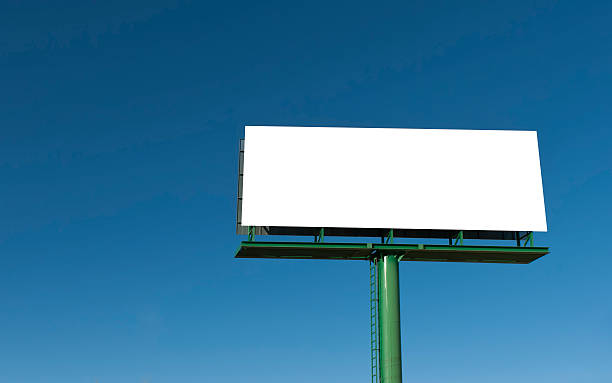 grande outdoor. com espaço em branco para colocar o seu anúncio. - impact billboard electronic billboard sign imagens e fotografias de stock