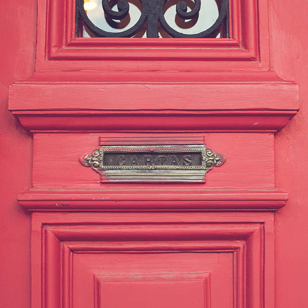 istock Vintage box mail on pink door 153073009