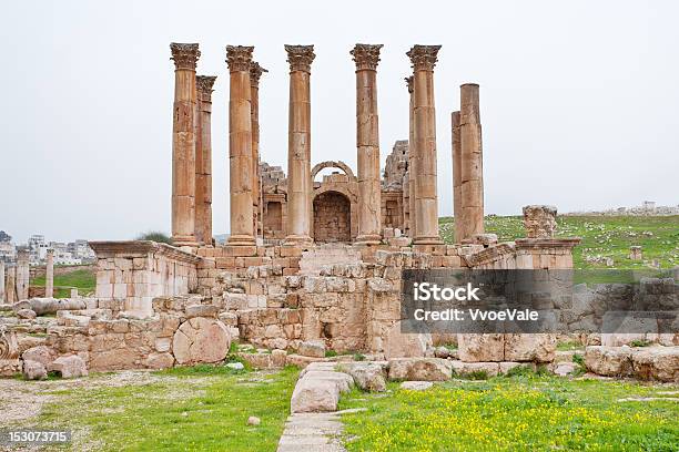 Corinthium Colunata De Artemisa Templo Na Antiga Cidade De Jerash - Fotografias de stock e mais imagens de Coluna arquitetónica