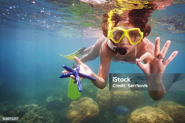 Foto de Garota Em Máscara De Mergulho Com Estreladomar e mais fotos de stock de Debaixo d'água - Debaixo d'água, Adulto, Animal